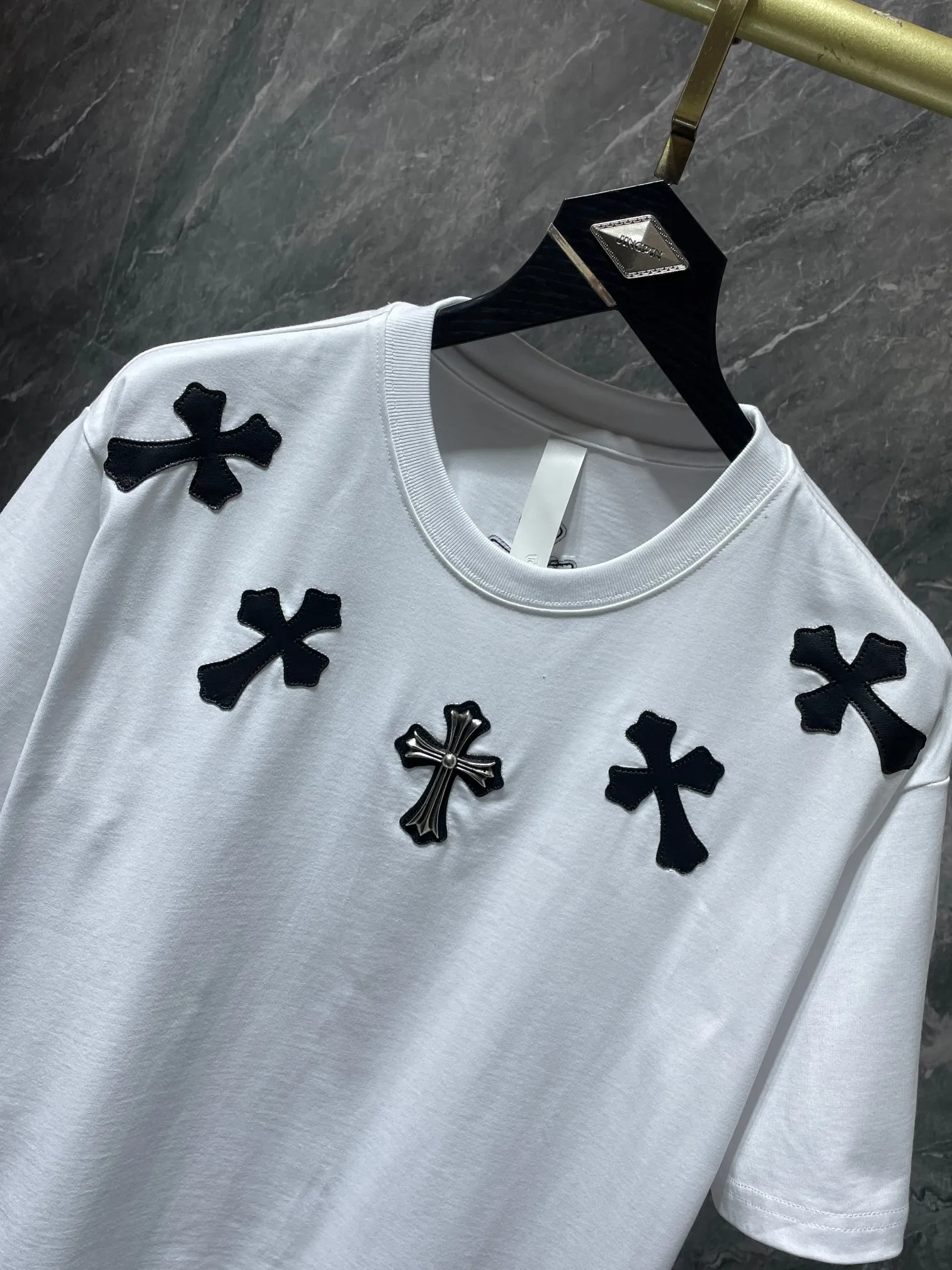 P154 New Chrome Hearts 25ss for summer. High gram weight, environmentally friendly and high-quality top-grade fabric. 260g~270g Chrome Hearts heavy industry leather cross short sleeves. Counter synchronization. 1:1 replica version. Recommended color: white, black. Size: S, M, L, XL.
